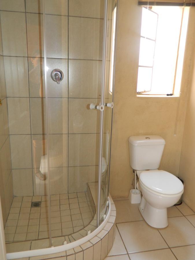 Guest House Gabby Klerksdorp Bagian luar foto