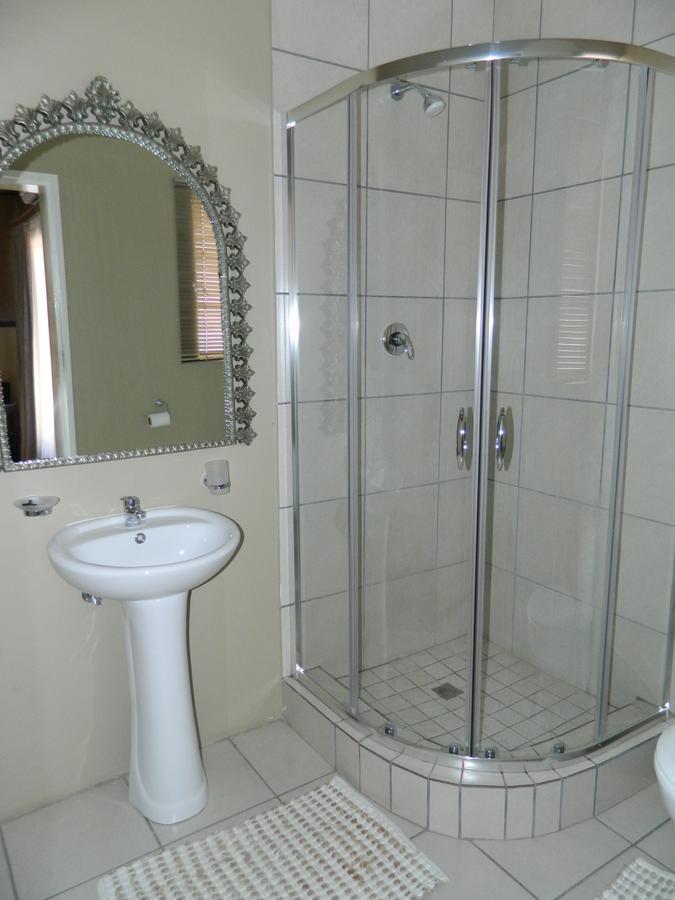 Guest House Gabby Klerksdorp Bagian luar foto