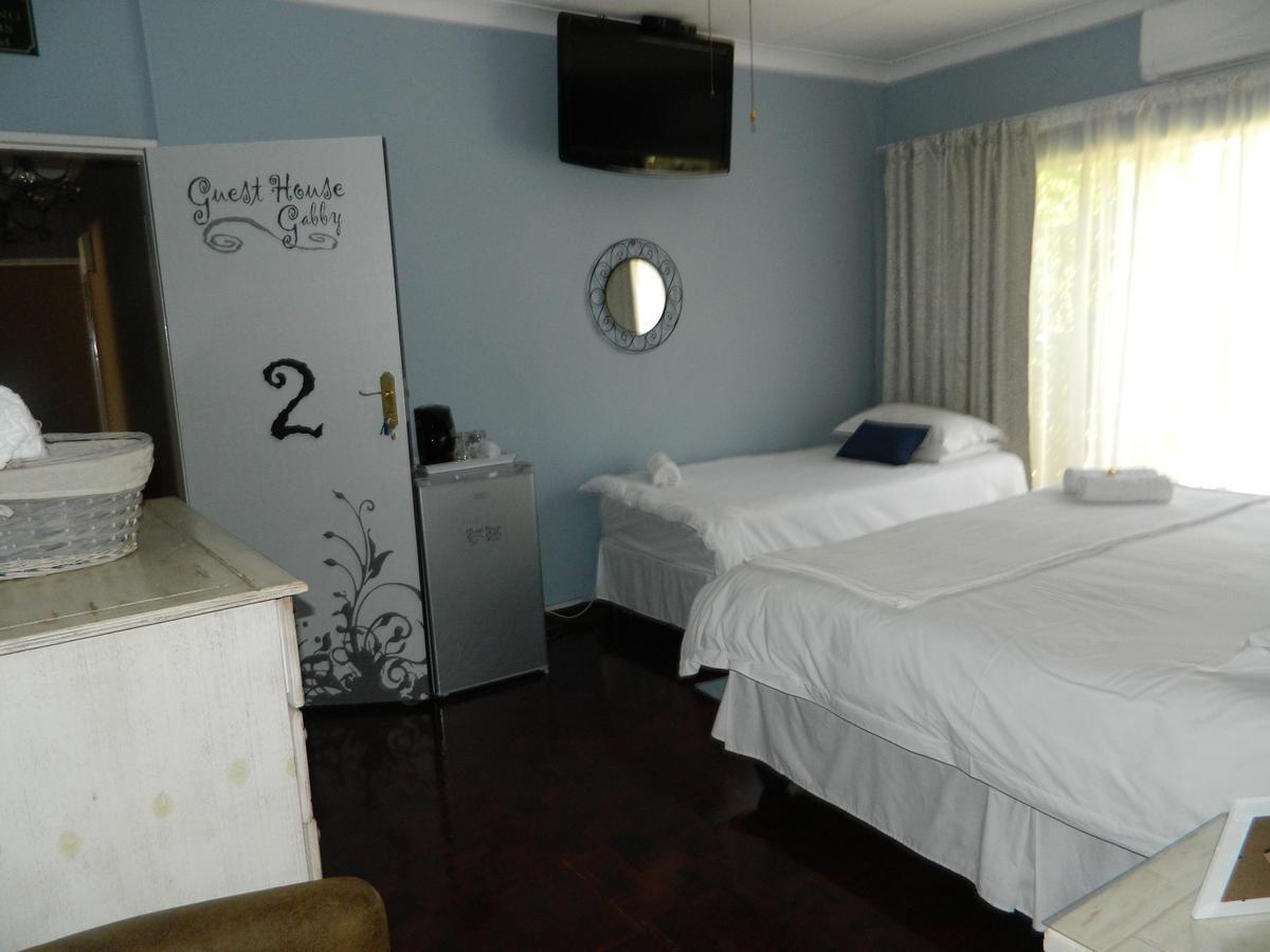 Guest House Gabby Klerksdorp Bagian luar foto