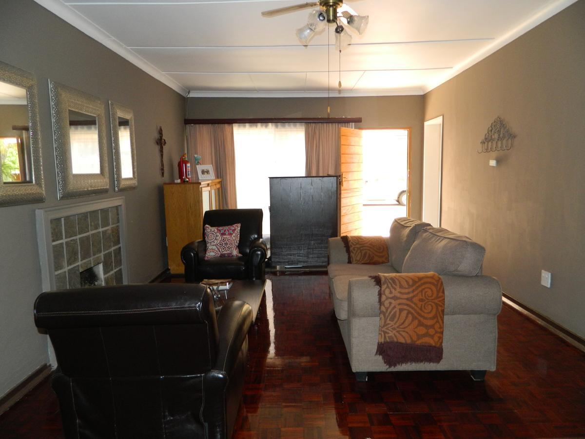 Guest House Gabby Klerksdorp Bagian luar foto