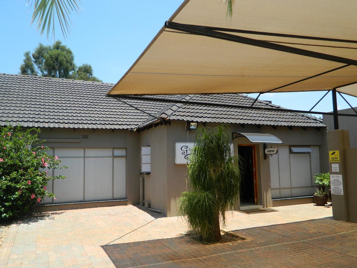 Guest House Gabby Klerksdorp Bagian luar foto